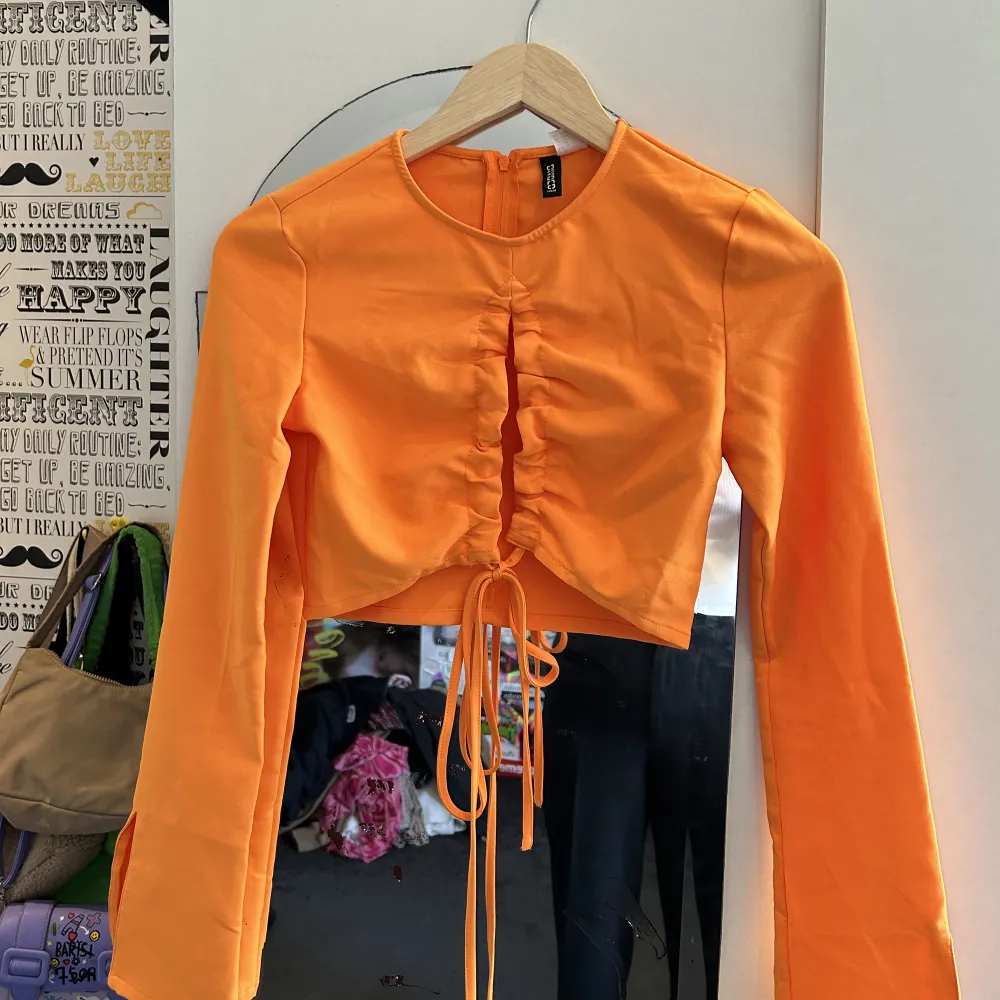 Orange kort tröja från HM med en jätte fin cut out i storlek xs. Den har en liten slit vid armarna.. T-shirts.