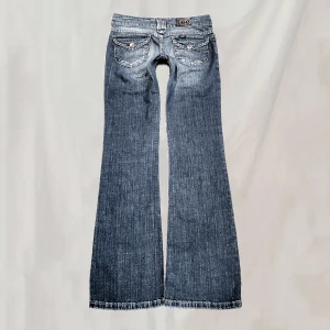 Lågmidjade jeans - Midja: 75 innerben: 84 Lågmidjade jeans från lee med detaljerade bakfickor. Storlek w27. Sitter ganska rakt i benen. Eventuellt ytterst smått nötta men överlag mycket fint skick.🤍