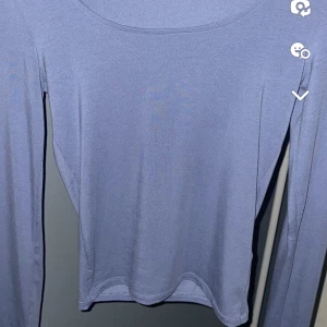 Långärmad tröja  - Säljer min långärmade tröja från Gina pga att jag aldrig använder den den är helt ny och har slitsar på armarna 