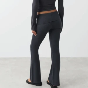 Yoga pants - Säljer mina yoga pants då jag råka beställa fel strlk, kan tänka mig byta mot samma färg i strlk s-xs