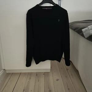 Ralph Lauren Tröja - Säljer nu min fina Ralph lauren tröja i merinoull. Den har  tyvärr inte kommit till användning så mycket då den är en storlek för stor för mig. Nypriset på denna är 1700kr, fick den i present för ett år sen, men den är köpt i NK. Skriv vid intresse!
