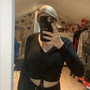 Långärmad svart topp - En jätte fin långärmad svart topp med snörning i mitten!!💓