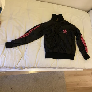 Adidasjacka - Har köpt den på sellpy, är i bra skick säljer den då den inte är min stil💗står att storleken är M men skulle säga att den passar för S/XS💗