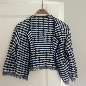 Kort kofta - Säljer min blåvita bolero liknande kofta🩵🩵🩵 storlek S/M