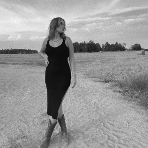 CHARCOAL klänmimg - Svart klänning i ribbat material. Låg rygg, v ringad och slits på benet