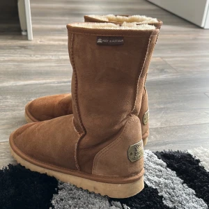 Äkta uggs - Säljer mina fina Äkta Uggs, tror jag har kartong och det kvar, helt nya har använt dom ca 2-3 gg🩷