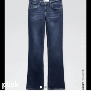 The low Rise slim bootcut  - Säljer dessa jeans från Zara, the low Rise slim bootcut, jätte fint skick!! 💜