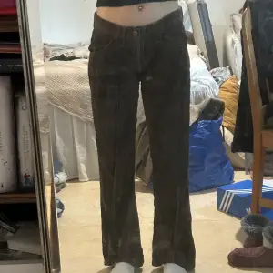 bruna manchester bootcut, använda fåtal ggr o köpta för ganska längesen.  står 29/32 på lappen, mid waist midja eller lowwaist, beroende på hur högt man drar upp dem rakt över: 37cm benslut bredd: 22cm längd innerben: 72cm