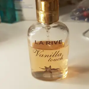 Säljer denna parfym som har en så god doft på vanilj som håller hela dagen. Säljer den pga att jag har många andra parfymer. Tryck inte på köp nu
