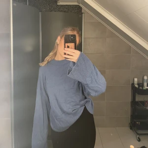 Stickad tröja - En blå oversized stickad tröja från LXA. Den sticks inte och är lagom varm och mysig nu till hösten❤️‍🔥🤩 Köparen står för frakt🫶🏻