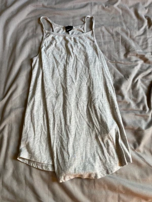 Grå tröja  - Grå tröja som passar perfekt när det är varmt ute, den är i bra skick. Har du frågor är det bara att skriva💕