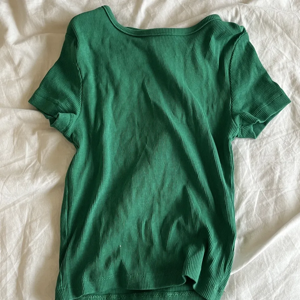 Jättefin grön T-shirt som bara används två gånger. T-shirts.