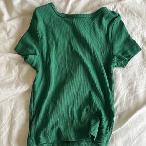 Jättefin grön T-shirt som bara används två gånger