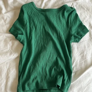 Grön T-shirt  - Jättefin grön T-shirt som bara används två gånger