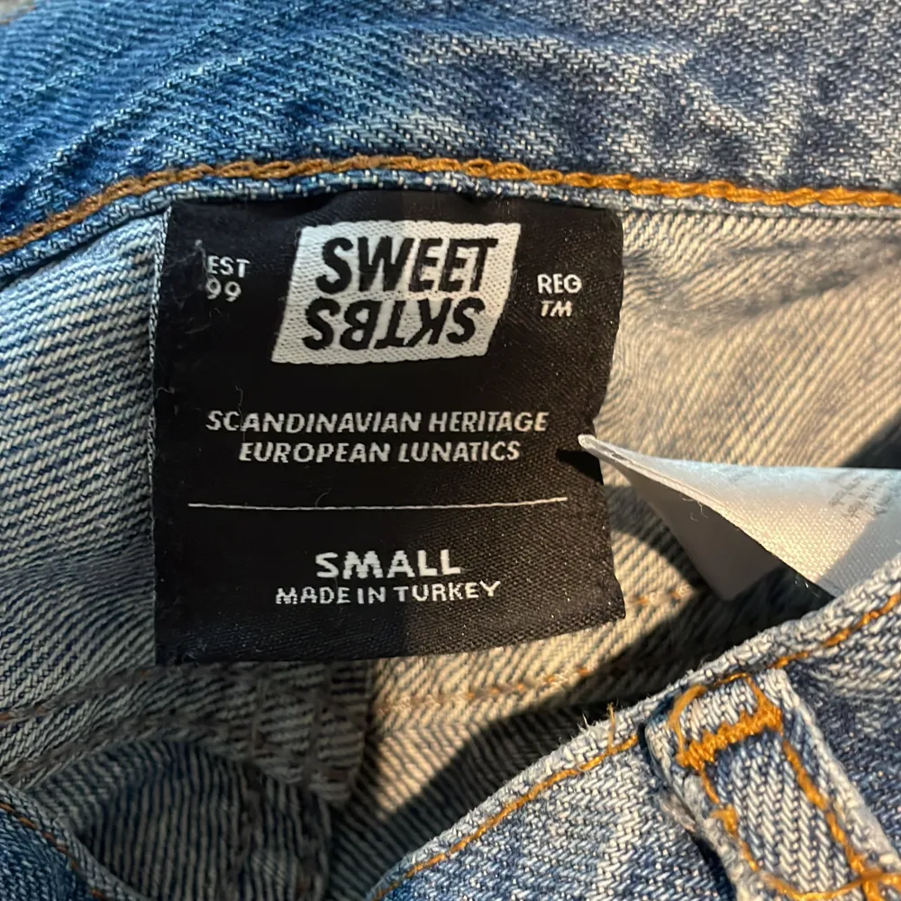 Väldigt kvalitativa skate jeans i bra skick. Original pris 699kr säljs för 300, spara 399kr. Jeans & Byxor.