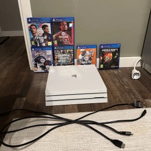 PS4 PRO - Säljer mitt PS4 PRO Använt men är i väldigt bra skick. Tillkommer spel men ej några handkontroller.   Köpare står för frakt !! 📦