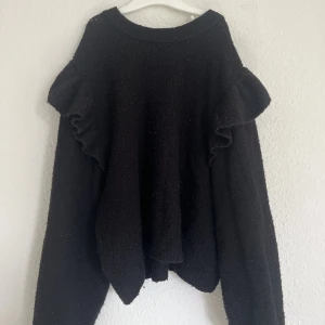 Supersöt tröja från h&m💘 - säljer min söta tröja från h&m😻använd ett par gånger men fortfarande nyskick! tröjan slutar vid ungefär naveln och sitter superfint! också extremt mysig💘