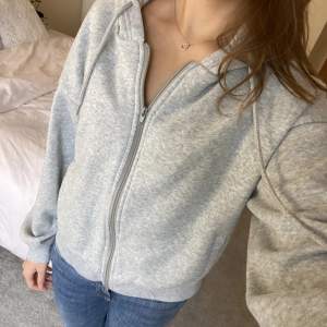 Jätte fin grå sipup hoodie som helt enkelt inte kommer till användning! Den är inte så jätte tjock så perfekt nu till sen sommaren! ❤️
