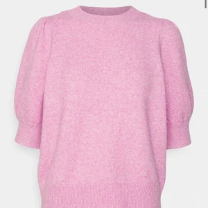 Rosa stickad t shirt  - Säljer en jätte fin rosa stickad t-shirt. Säljer pga att den aldrog kommer till användning.💕