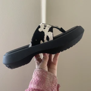 Sandaler från Acne Studios. S40  - Underbara sandaler från Acne Studios vår- och sommarkollektion. Tjock och bekväm gummisula (ca 5 centimeter) med printad logotyp baktill. Storlek 40. Nästintill oanvända och i perfekt skick. Nypris 3800kr. 