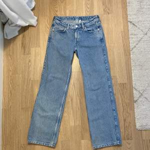 Säljer dessa jeansen från Weekday✨De är i ett bra skick och är i modellen Arrow low straight Jeans💕