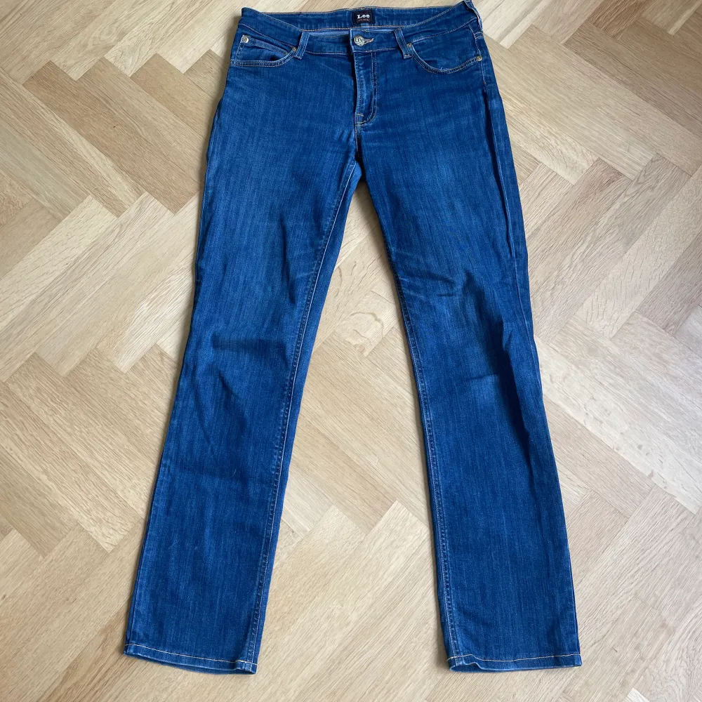 Ett par raka lågmidjade jeans från lee i storlek 30/33. Jag är 173cm. Köptes på Tise förra året. Tryck på köp nu❤️. Jeans & Byxor.