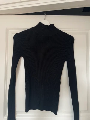 Ribbad polotröja - Använd enbart ett fåtal gånger så är som ny, den har även slits vid ärmen vilket bidrar till en fin detalj. Ribbat och mjukt material❤️‍🔥😍 Köparen står för frakt🫶🏻