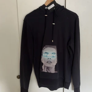 Limitato Hoodie storlek M  - Säljer nu denna blå limitato hoodie som är i bra skick. Den är köpt på limitations hemsida. Säljer den på grund utav att den inte kommer till användning något mera. Skriv för eventuella frågor eller bilder