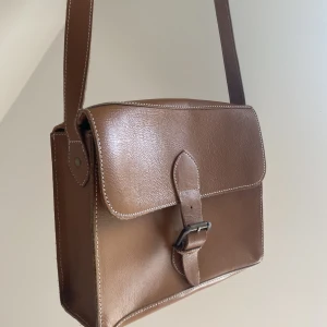 Brun väska - Jättefin brun axelväska, mellanstor 