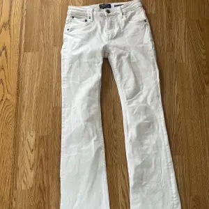 Vita Bootcut jeans med märket crockers, använda nästan inget, waist storlek 26, length 34 jag är 163