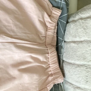 Rosa linnebyxor  - Köpte dom på Vero Moda. Köptes för 600 men jag säljer dom för 500 efter som dom aldrig har används. Den har 2 framfickor.