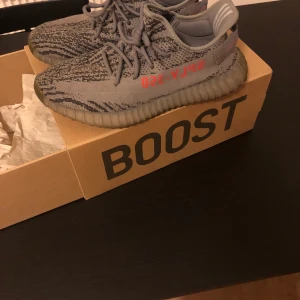 Yeezy boost 350 v2 beluga 2.0 - Yeezy boost 350 v2 beluga 2.0. Storlek 43/ us 9 1/2.  Box finns och kommer med vid köpet! 