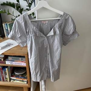 Blå, rosa och grön-randig topp med knytning i bak 🍭 Knapp-öppning i fram så går att ha som en skjorta också 🤗 köpare står för fraktkostnad.