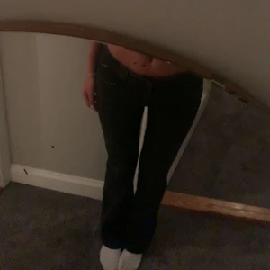 Lågmidjade jeans  - Säljer mina svarta lågmidjade jeans från zara storlek 36 då dem är lite för stora, kan även tänka mig byta till zara lågmidjade jeans i storlek 34 istället💘finns inte på hemsidan längre