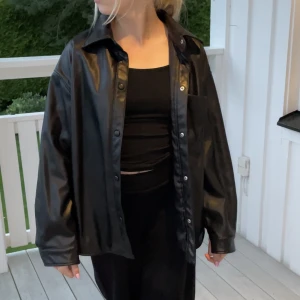 Jacka/kappa i skinnimitation från pull&bear - Superfin svart jacka/kappa i skinn imitation från pull&bear, strl s, nyskick