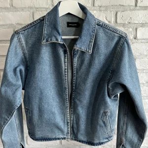 Jeansjacka från Urban outfitters  - Jeansjacka från Urban outfitters, nästan oanvänd och inga skador. Slät till skillnad från andra jeansjackor. 
