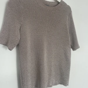 Glitter topp,strl S/M - Knappt använd tröja ifrån COS. I storlek S men passar mig perfekt som är M