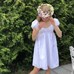 Vit klänning - Jättefin sommarklänning i vitt med rosett från na-kd 🎀 Storlek: 34 Endast använd ett fåtal gånger🥰