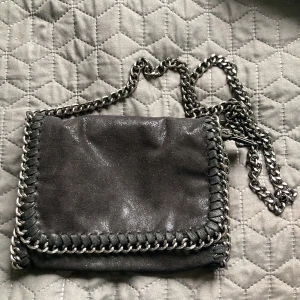 Fin väska i bra skick! - En jättefin väska i bra skick, använd 1 gång. 💗Kedjan färger inte av sig och måtten är 20 cm bred, 13 cm djup☺️Priset går att diskuteras! 