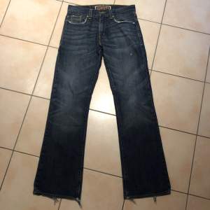 Riktigt feta boot cut jeans, low säljes. Storlek 32/34. 200 kr, köp sker via ”köp nu” funktionen :) 