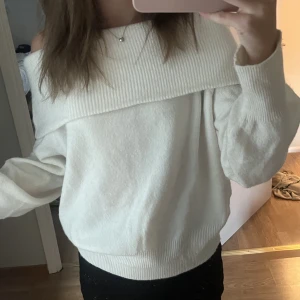 Stickad tröja  - Stickad off shoulder tröja i nyskick då den är använd max 2 gånger, bud är bindande!!🤍