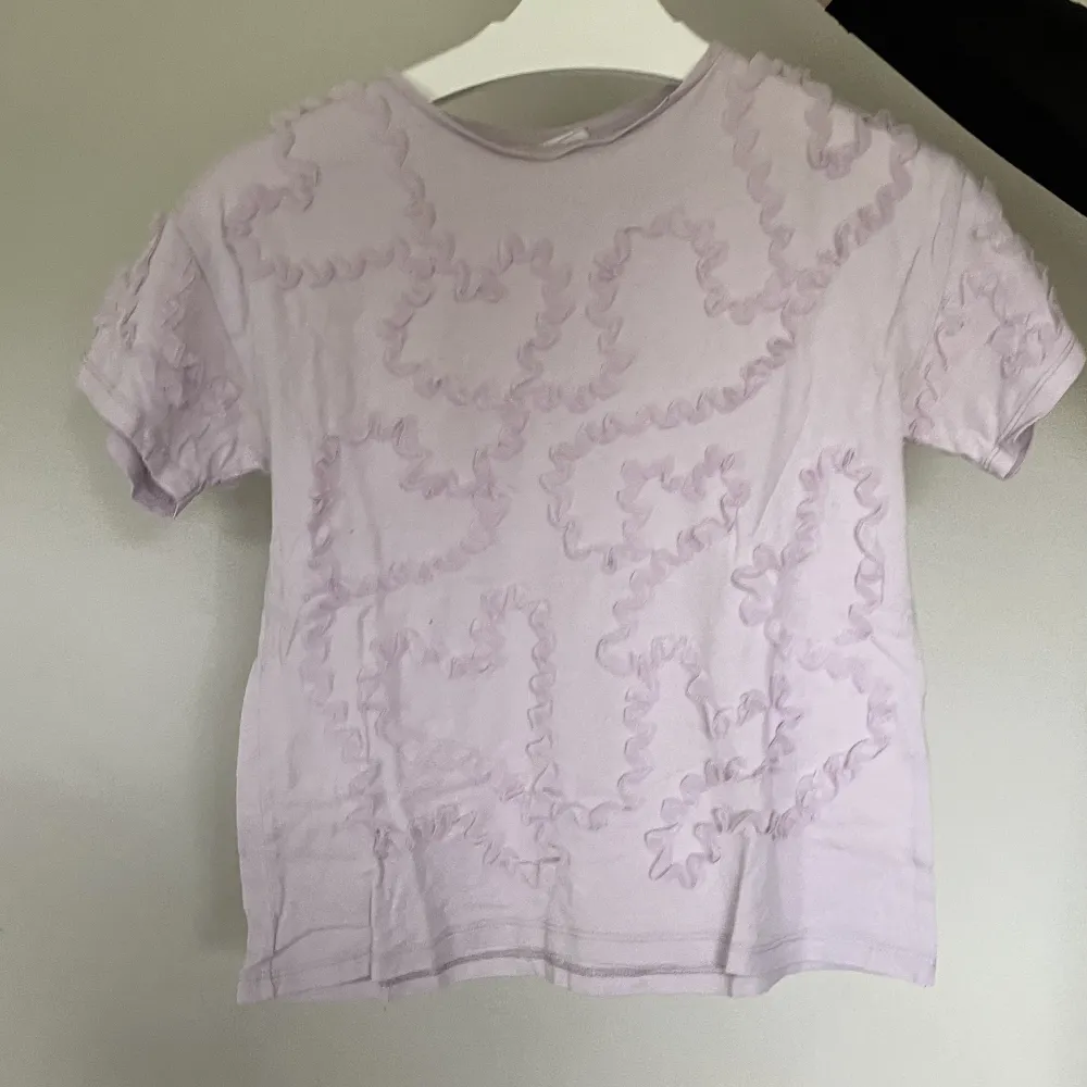 Gullig lila zara T-shirt med volanger 💜 passar till vardags och fest. . T-shirts.