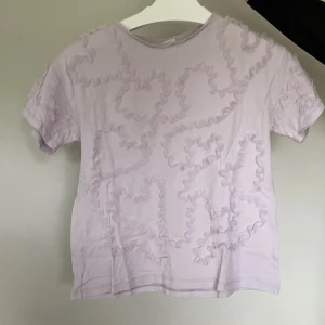 ZARA T-SHIRT  - Gullig lila zara T-shirt med volanger 💜 passar till vardags och fest. 