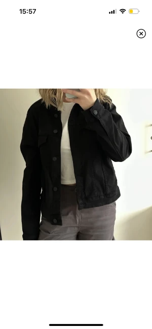 Svart jeansjacka  - Svart jeansjacka från Mango. Använd en gång. Storlek L men liten i storlek