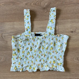 Mönstrad topp - Topp/linne från Vero Moda. Använt fåtal gånger. Väldigt gulligt och töjbart!