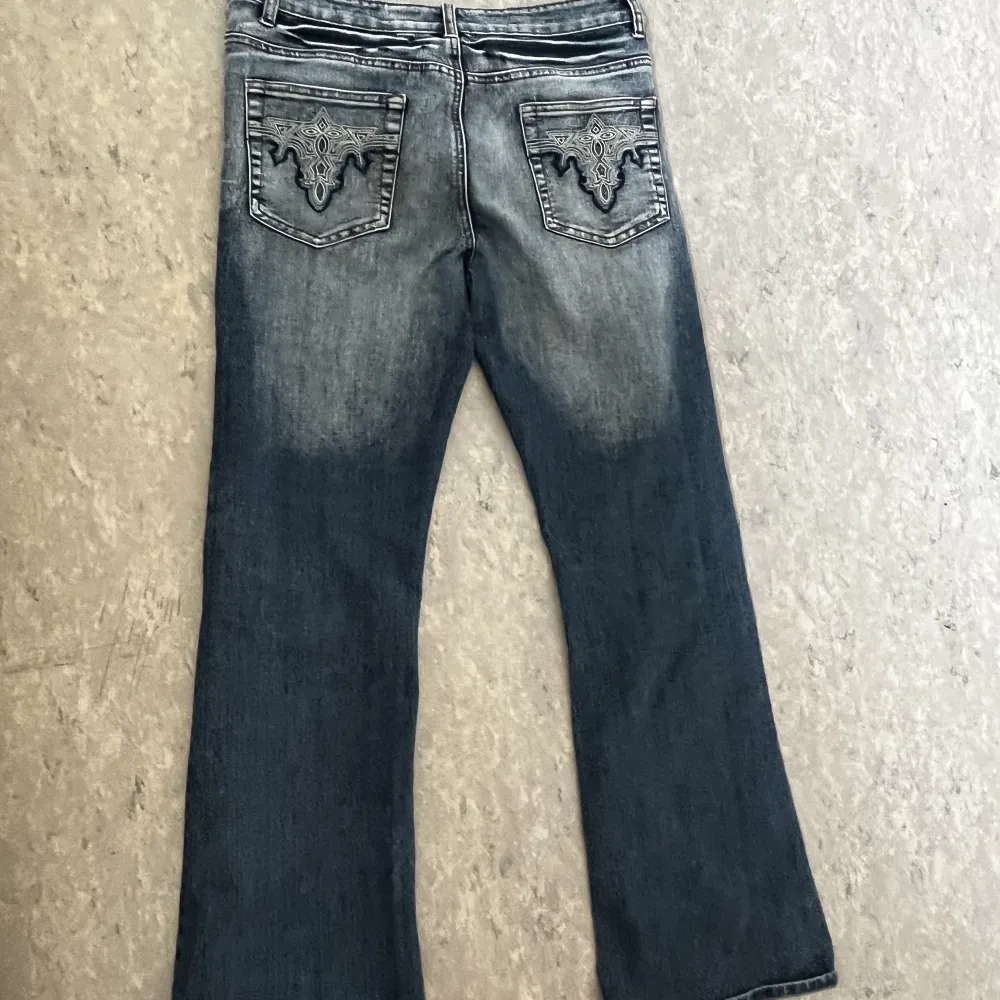 Säljer dessa jätte coola jeans med broderade bakfickor och så sjukt fina detaljer❤️ har inga defekter och säljs eftersom dom är för stora och inte min stil. Jeans & Byxor.