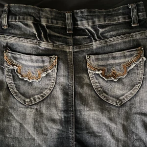 Jeans kjol - Står ingen storlek på lappen men skulle uppskatta att det är en S/M  Skriv för fler bilder  Köparen står för fraktens kostnad  