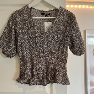 Blus  - En helt oanvänd blus 🫶🏼 den har en veuringning också men sitter bra på. Ny pris 299 kr💗
