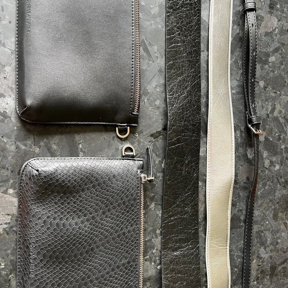 Två olika clutches från Carin Wester. Har även tre band som passar till väskorna. Clutch:80kr    Band:20kr Köparen står för frakten.💕 Svarta tjocka bandet är sålt!. Väskor.