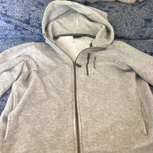 Sailracing hoodie zip - Säljer min sailracing hoodie för den är för liten för mig 